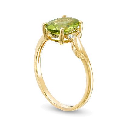 Ring mit ovalem Peridot und Diamantbesatz, Bypass-Design mit geschwungenem Ringband, Solitär mit seitlichem Besatz, aus 10K Gelbgold