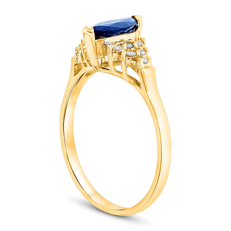 Solitär-Ring mit seitlichem Besatz und Marquise blauem Saphir und 0.2 CT. Gesamtgewicht Diamanten in 14K Gelbgold