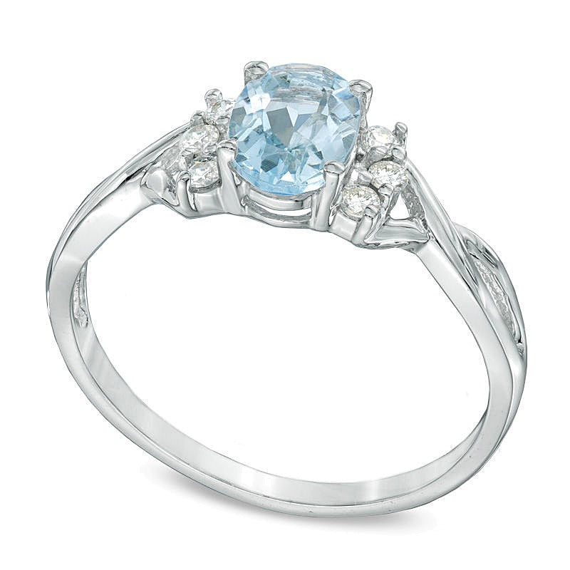 Ring mit ovalem Aquamarin und 0,13 ct. Gesamtgewicht Diamanten in 10K Weißgold