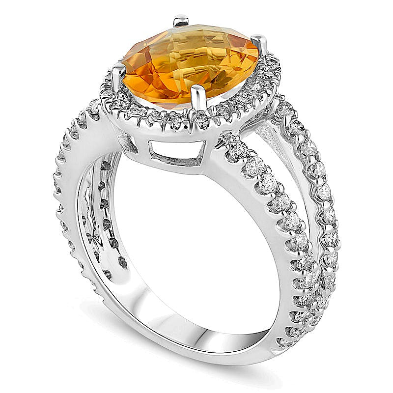 Ring mit ovalem Citrin und 0,88 ct. Gesamtgewicht Diamanten im Halo mit geteilter Schiene in 14K Weißgold