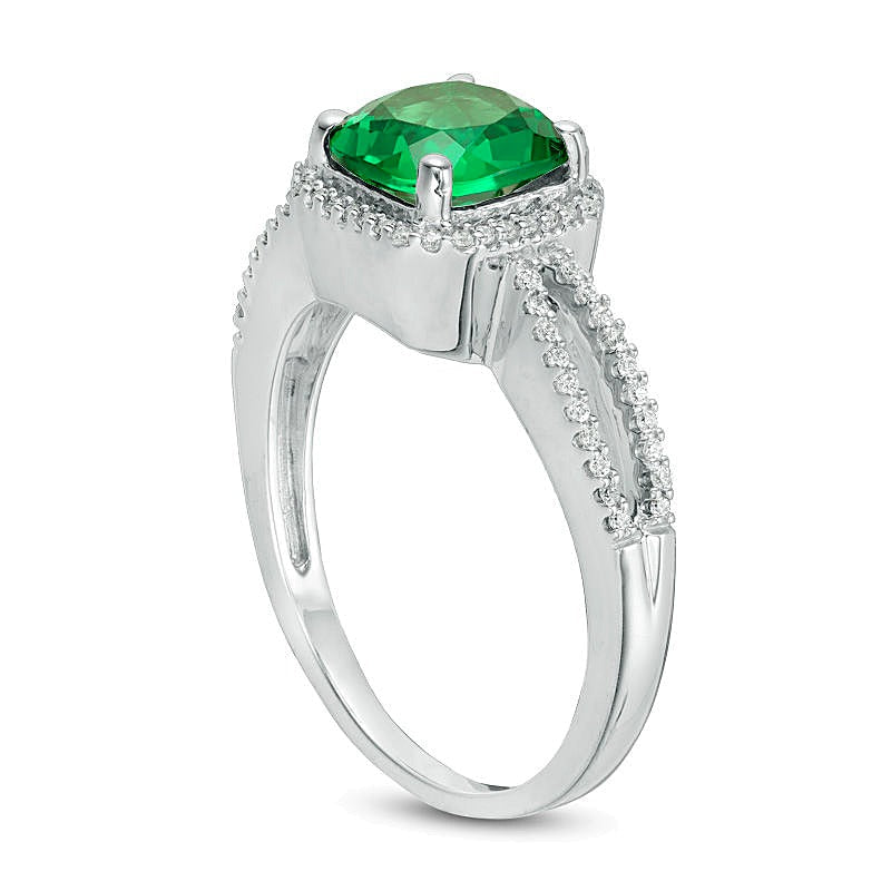 7,0 mm Verlobungsring mit Labor-Smaragd im Kissenschliff und 0,13 ct. Gesamtgewicht Diamanten, Halo mit geteiltem Ringschienenverlauf, in 10K Weißgold