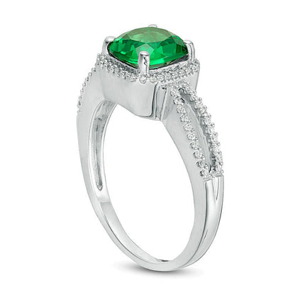 7,0 mm Verlobungsring mit Labor-Smaragd im Kissenschliff und 0,13 ct. Gesamtgewicht Diamanten, Halo mit geteiltem Ringschienenverlauf, in 10K Weißgold