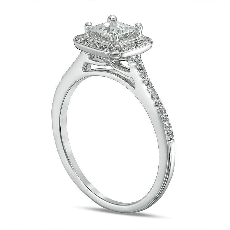 4,3mm Verlobungsring mit weißem Labor-Saphir im Princess-Schliff und Diamanten mit 0,17 ct. Gesamtgewicht im Halo in 10K Weißgold