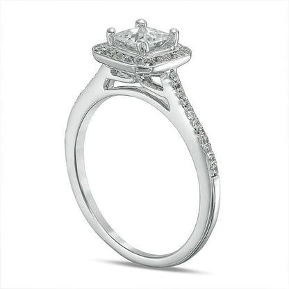 4,3mm Verlobungsring mit weißem Labor-Saphir im Princess-Schliff und Diamanten mit 0,17 ct. Gesamtgewicht im Halo in 10K Weißgold