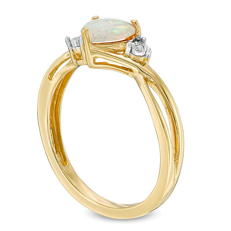 Herzförmiger Ring mit im Labor gezüchtetem Opal 6,0 mm und Diamant-Besatz mit geteilter Schiene in 10K Gelbgold