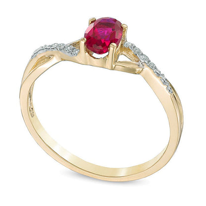 Verlobungsring Fashion mit ovalem Labor-Rubin und Diamant-Besatz im Twist-Design aus 10K Gelbgold