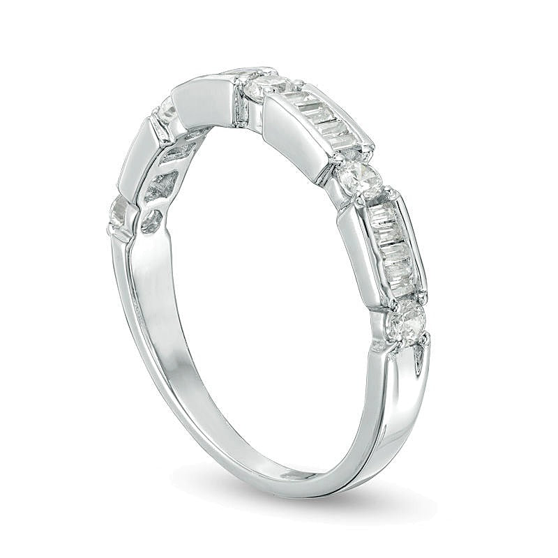 0.5 ct. Gesamtgewicht Ehering mit Diamanten im Baguette- und Rundschliff im Wechsel in 10K Weißgold
