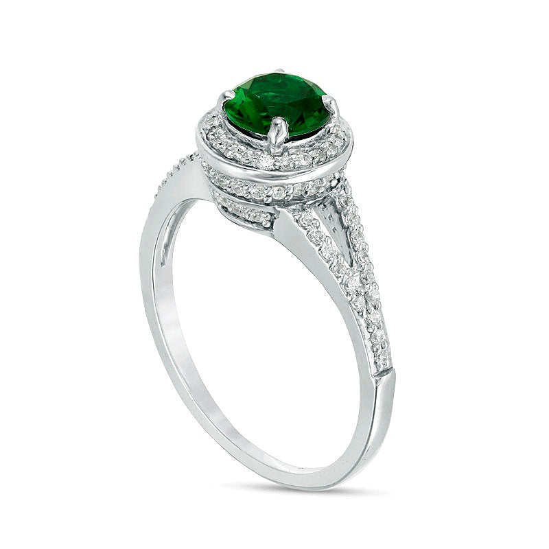 6,0 mm Labor-Smaragd und 0,33 ct. Gesamtgewicht Diamant Halo-Ring mit geteilter Schiene in 10K Weißgold
