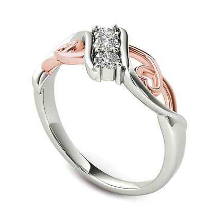 Dreistein-Ring mit Bypass und Herzen mit Diamanten 0.1 CT. Gesamtgewicht in 14K Weißgold und Roségold-Rhodium
