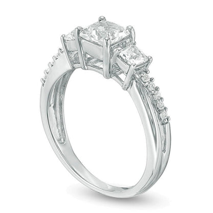 Dreistein-Ring mit weißem Saphir im Princess-Schliff (Labor) und runden Saphiren in 10K Weißgold
