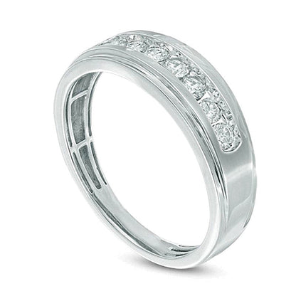 Ring mit weißen Diamanten im Komfortschliff 0.5 ct. Gesamtgewicht in 10K Weißgold