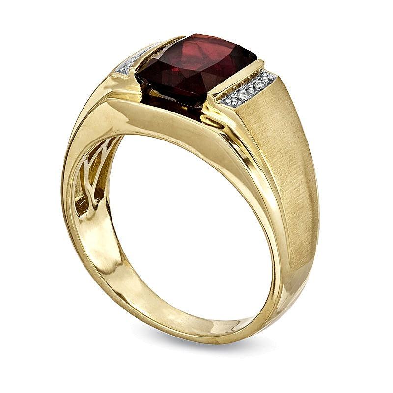 Fashion-Ring mit Granat im Kissenschliff und Diamanten in 10K Gelbgold
