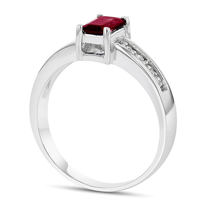 Verlobungsring mit Rubin im Smaragdschliff und 0,17 ct. Gesamtgewicht Diamanten in 14K Weißgold