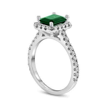 Verlobungsring mit Smaragd im Smaragdschliff und Diamanten 0,5 ct. Gesamtgewicht im Halo aus 14K Weißgold