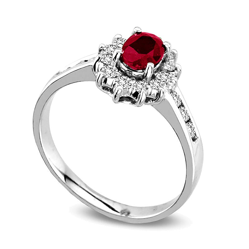 Ring mit ovalem Rubin und 0,25 ct. Gesamtgewicht Diamanten im Halo-Rahmen aus 14K Weißgold