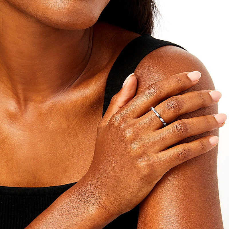 Ring mit blauen Saphiren im Baguette-Schliff und Diamanten (0,17 ct. Gesamtgewicht) im Wechsel in 10K Weißgold