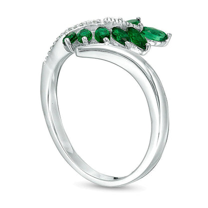 Bypass-Ring in Blattform mit Labor-Smaragd im Marquise-Schliff und Diamant-Besatz aus rhodiniertem Sterlingsilber