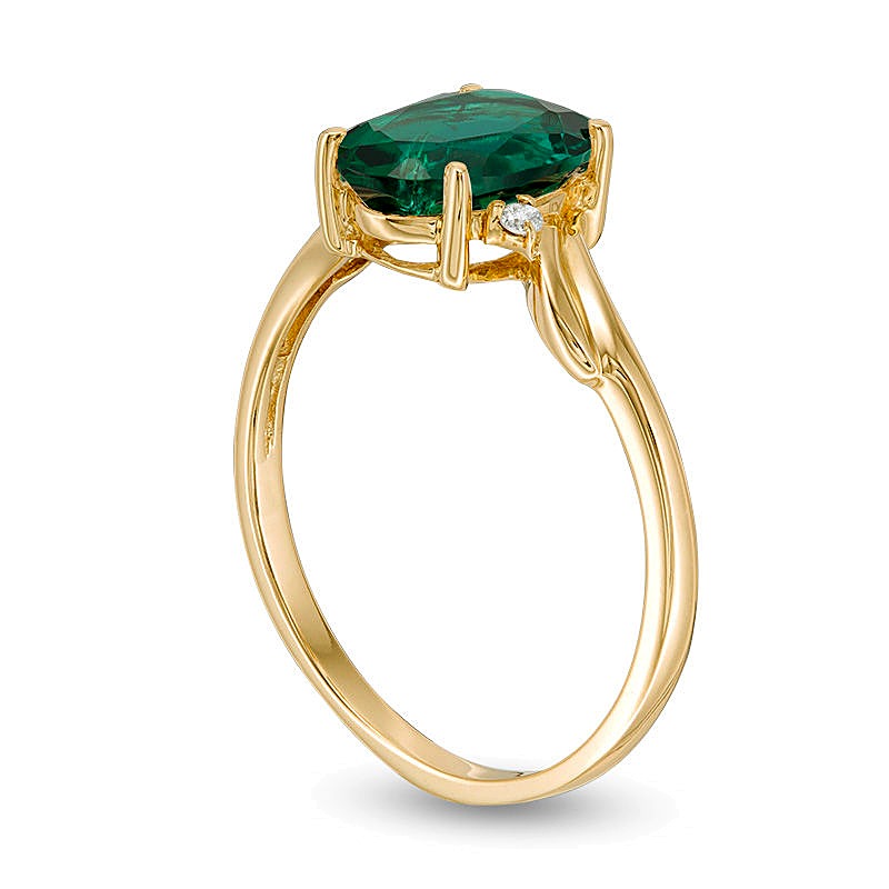 Ring mit Labor-Smaragd oval und Diamant-Besatz, Bypass-Design, in 10K Gelbgold