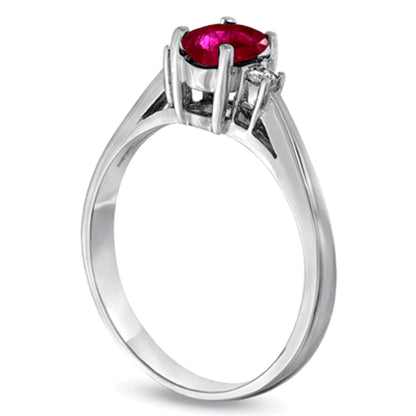 Ring mit ovalem Rubin und Diamant-Besatz in 14K Weißgold
