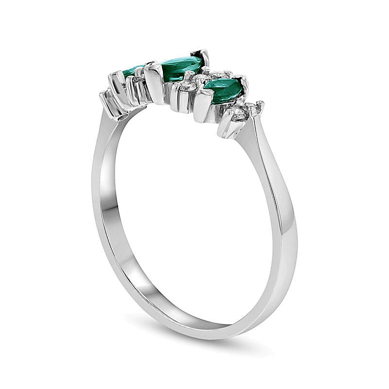 Fashion-Ring mit Smaragd im Marquise-Schliff und 0,17 ct. Gesamtgewicht Diamanten in 14K Weißgold für Damen