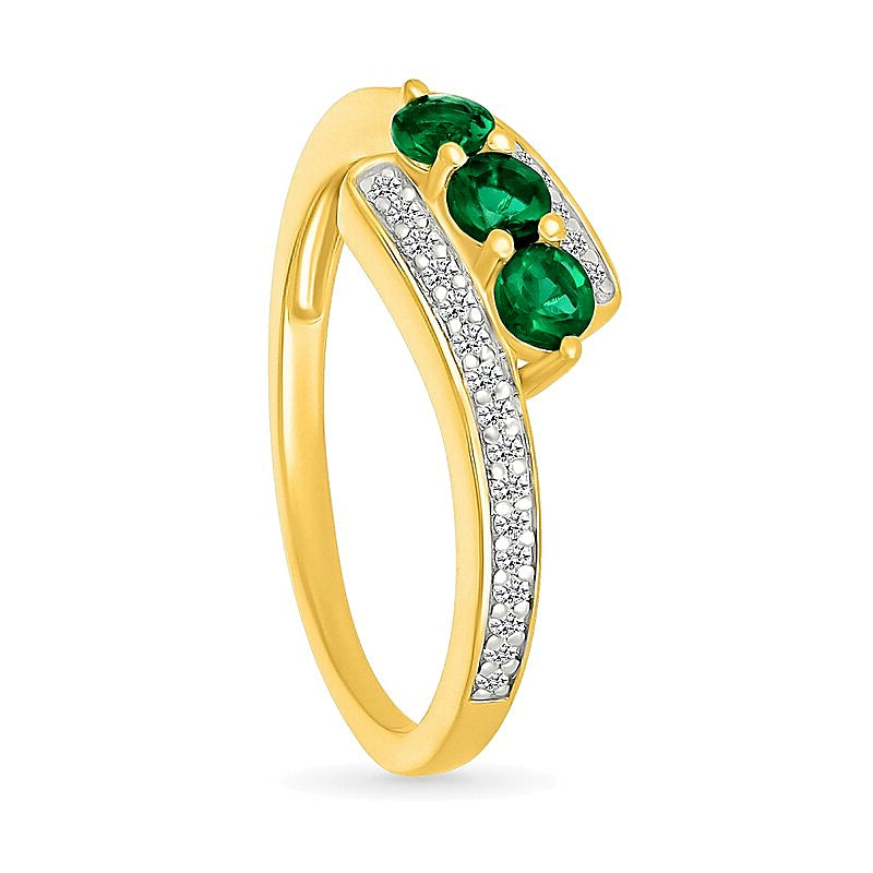 Dreistein-Bypass-Ring mit Labor-Smaragd und 0,17 ct. Gesamtgewicht Diamanten in 10K Gelbgold