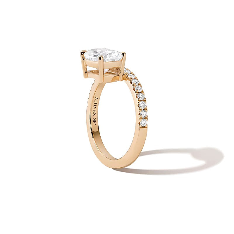 2,2 ct. Gesamtgewicht Solitär mit seitlichem Besatz mit Labordiamanten im Smaragdschliff für Damen in 18K Gelbgold