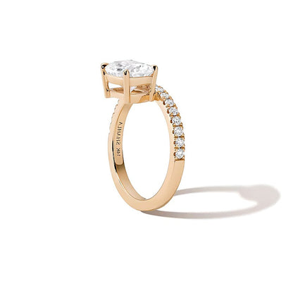 2,2 ct. Gesamtgewicht Solitär mit seitlichem Besatz mit Labordiamanten im Smaragdschliff für Damen in 18K Gelbgold