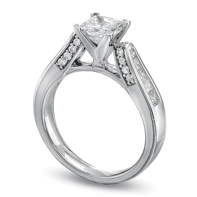 Solitär mit seitlichem Besatz Verlobungsring mit Diamanten im Princess- und Rundschliff, 1.5 ct. Gesamtgewicht, in 14K Weißgold