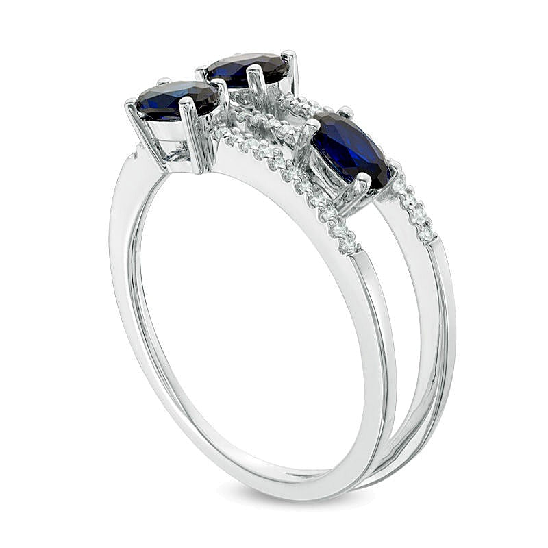 Ovaler blauer Saphir und Dreistein-Ring mit Diamanten 0,1 ct. Gesamtgewicht in 10K Weißgold