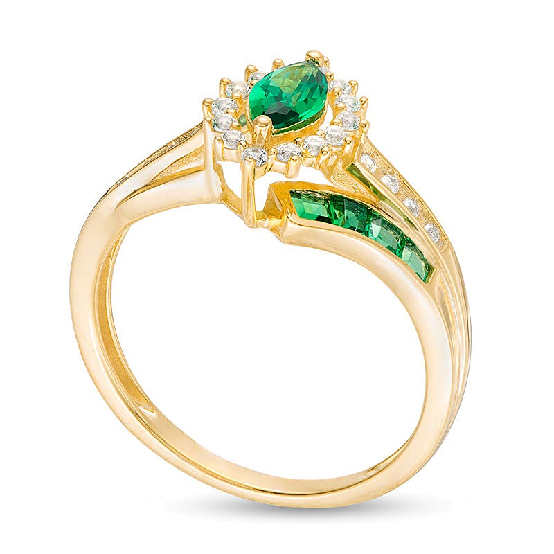Ring mit Smaragd im Marquise-Schliff und Diamant im Princess-Schliff 0,17 ct. Gesamtgewicht in 10K Gelbgold