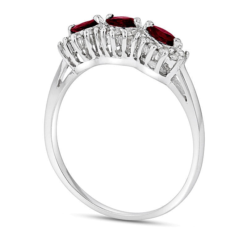 Dreistein-Ring mit querliegendem Marquise-Rubin und 0.2 CT. TW Diamanten in 14K Weißgold