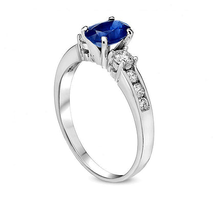 Ring mit ovalem blauem Saphir und 0,38 ct. Gesamtgewicht Diamanten, Solitär mit seitlichem Besatz, in 14K Weißgold
