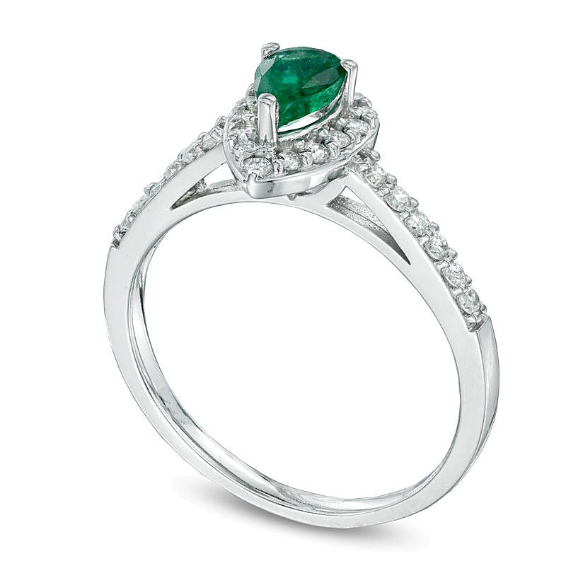Verlobungsring mit tropfenförmigem Smaragd und 0,25 ct. Gesamtgewicht Diamanten in 10K Weißgold