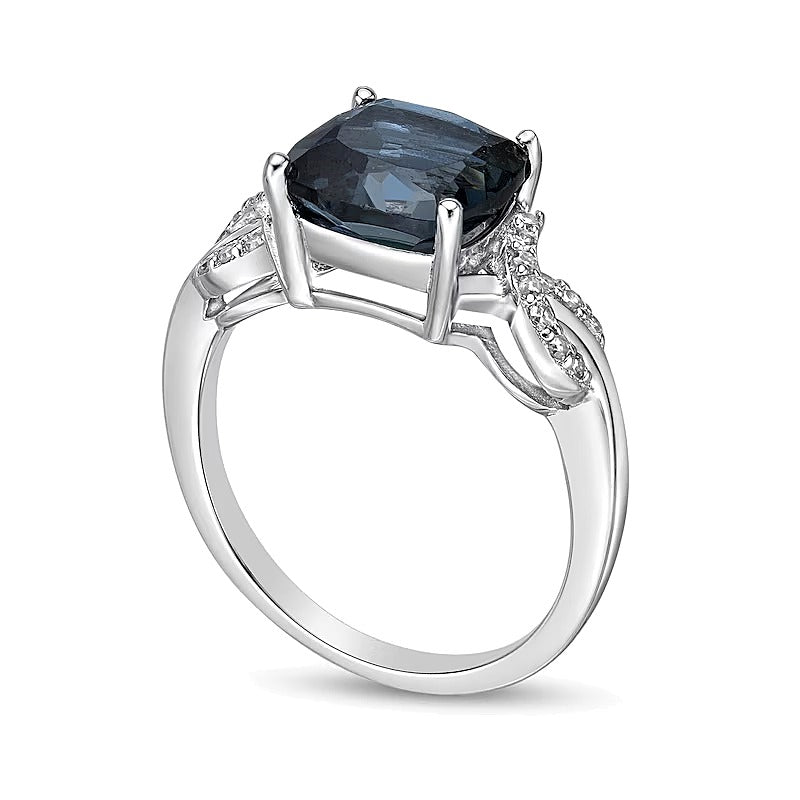 8,0 mm blauer Topas im Kissenschliff und 0,1 ct. Gesamtgewicht Diamant Fashion-Ring mit gedrehten Seiten aus rhodiniertem Sterlingsilber