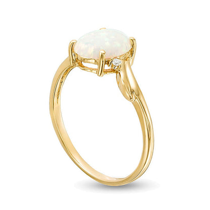 Solitär mit seitlichem Besatz mit ovalem Labor-Opal und Diamant-Besatz in 10K Gelbgold
