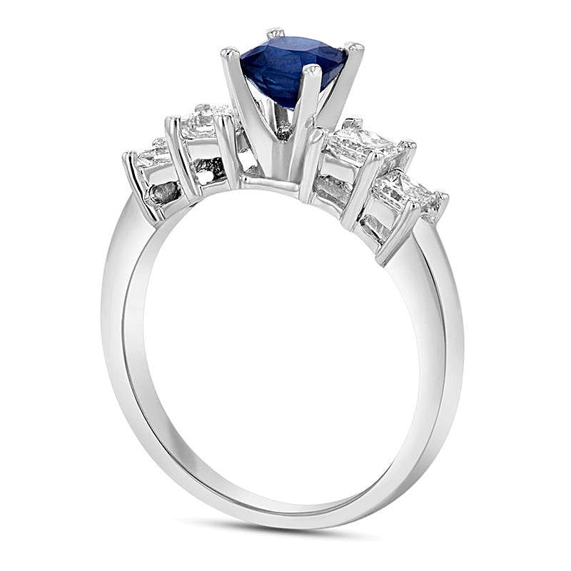 5,0mm blauer Saphir im Kissenschliff und Princess-Diamant 0,63 ct. Gesamtgewicht Verlobungsring in 14K Weißgold