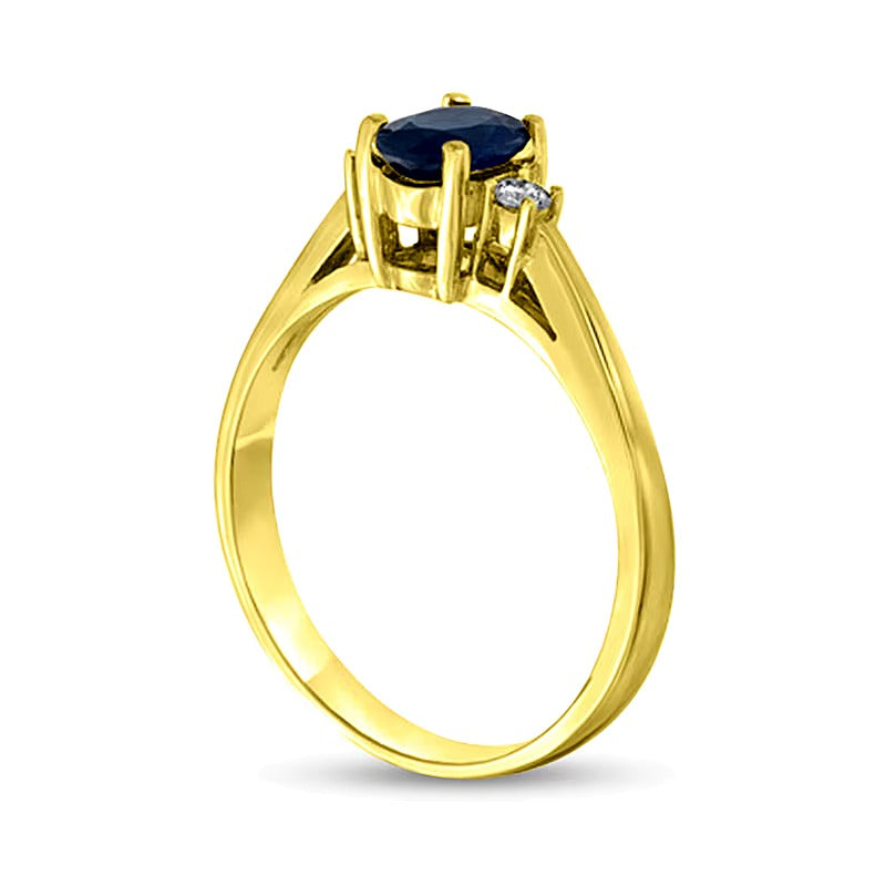 Ring mit ovalem blauem Saphir und 0,05 ct. Gesamtgewicht Diamanten in 14K Gelbgold