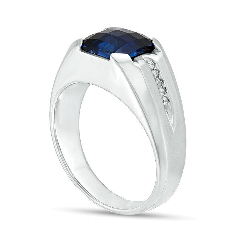Ring mit Labor-Saphir im Kissenschliff in Blau und Diamanten mit 0,05 ct. Gesamtgewicht in rhodiniertem Sterlingsilber