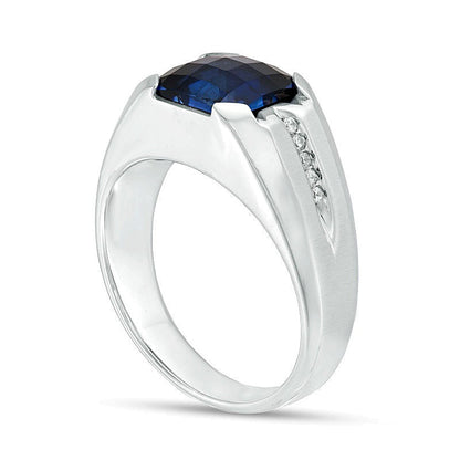 Ring mit Labor-Saphir im Kissenschliff in Blau und Diamanten mit 0,05 ct. Gesamtgewicht in rhodiniertem Sterlingsilber