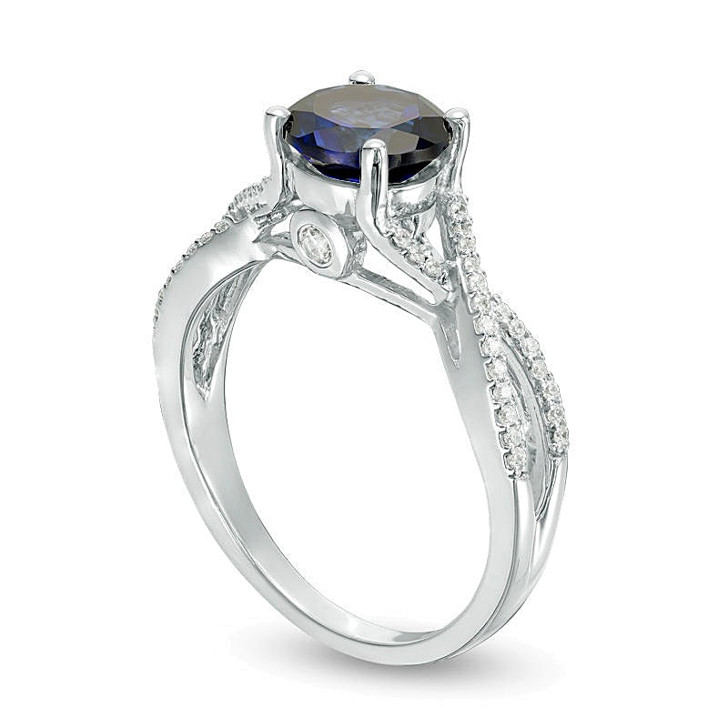 7,0mm Verlobungsring mit im Labor erzeugtem blauem Saphir und 0,17 ct. Gesamtgewicht Diamanten und geschwungener Ringschiene in 10K Weißgold