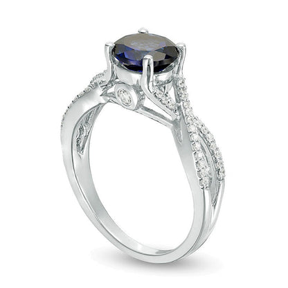 7,0mm Verlobungsring mit im Labor erzeugtem blauem Saphir und 0,17 ct. Gesamtgewicht Diamanten und geschwungener Ringschiene in 10K Weißgold