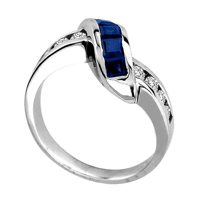 Fashion-Ring mit blauem Saphir im Princess-Schliff und 0,33 ct. Gesamtgewicht Diamanten in 14K Weißgold