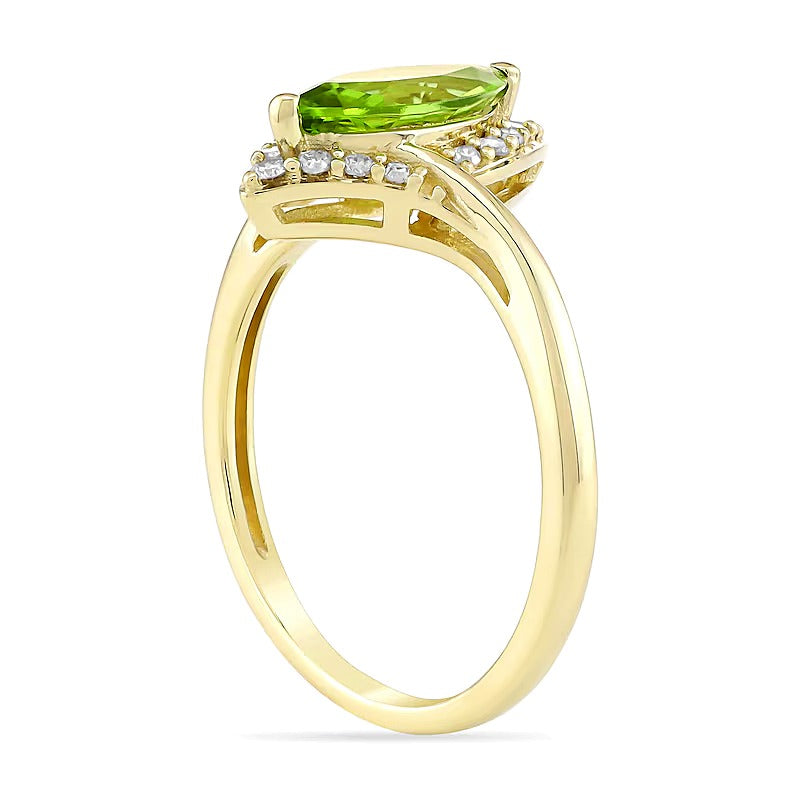 Halo-Ring mit Peridot im Marquise-Schliff und 0,13 ct. Gesamtgewicht Diamanten in 10K Gelbgold