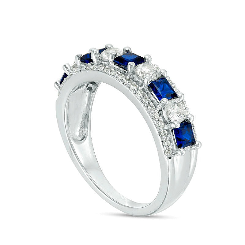 Ring mit Princess-Saphiren (Labor) in Blau und Weiß und 0,25 ct. Gesamtgewicht Diamanten in 10K Weißgold