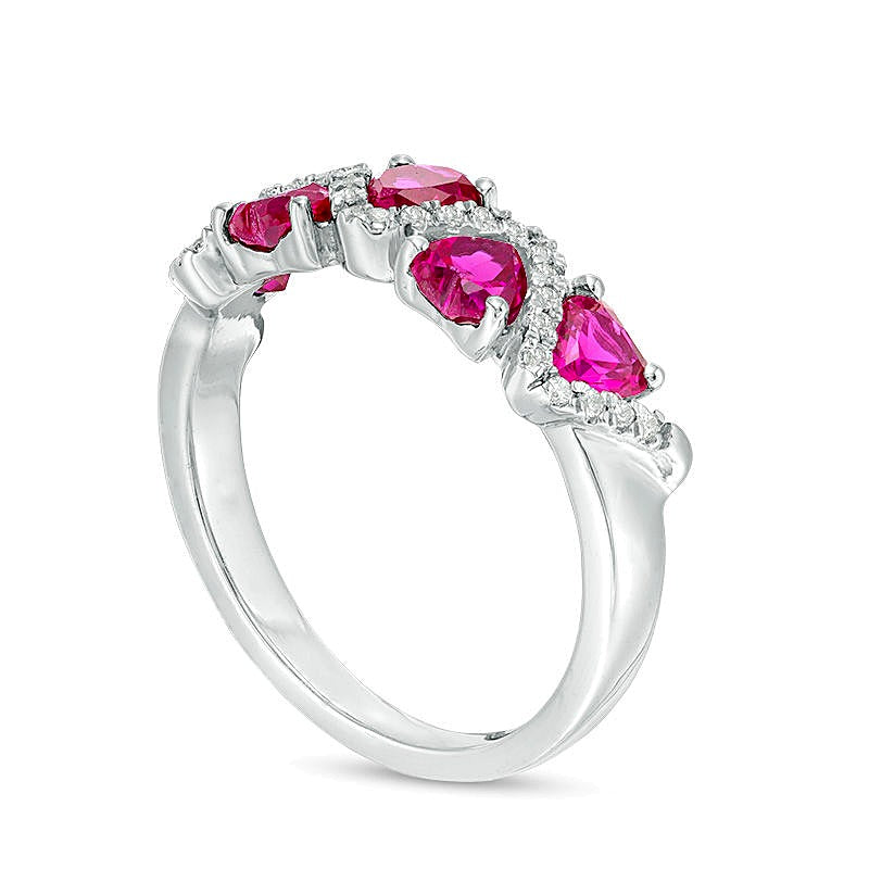 Fashion-Ring mit herzförmigem Labor-Rubin 4,5 mm und 0,07 ct. Gesamtgewicht Diamanten im Zickzack-Motiv in 10K Weißgold