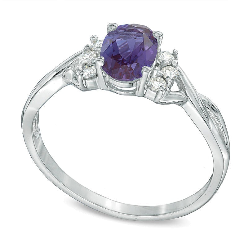 Fashion-Ring mit ovalem Alexandrit und Diamanten 0,13 ct. Gesamtgewicht in 10K Weißgold