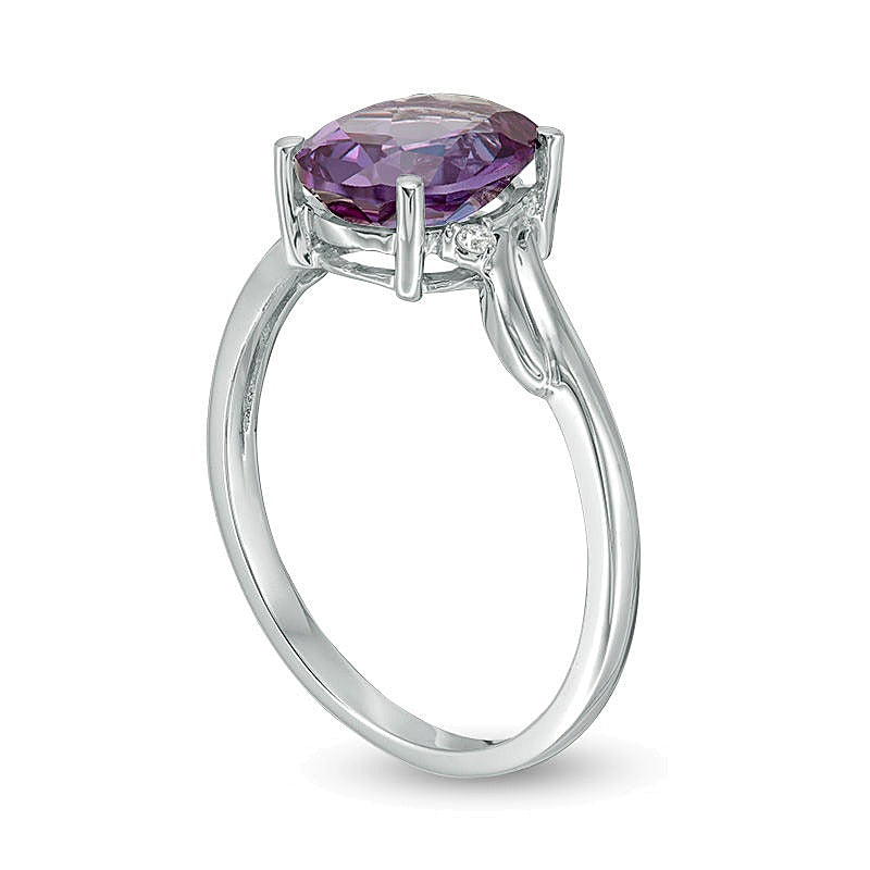 Ring mit ovalem Alexandrit und Diamant-Besatz, Solitär mit seitlichem Besatz, Bypass-Design, in 10K Weißgold