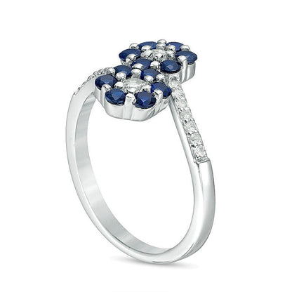 Ring mit blauen und weißen Labor-Saphiren, florales Doppelblüten-Bypass-Design in rhodiniertem Sterlingsilber