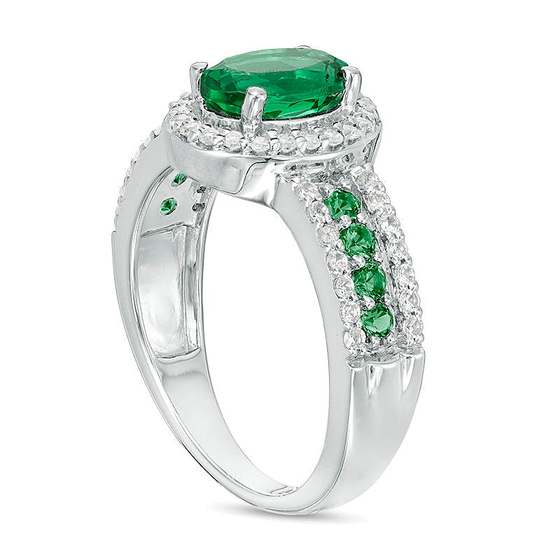 Halo-Ring mit ovalem Labor-Smaragd und weißen Saphiren in rhodiniertem Sterlingsilber