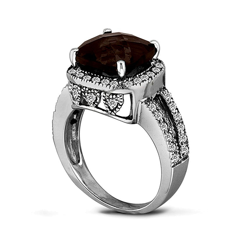 9,0 mm Rauchquarz im Kissenschliff und Diamant Halo-Ring mit geteilter Schiene, 0,5 ct. Gesamtgewicht, in 14K Weißgold